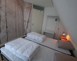 Gezellige slaapkamer met natuurmotief in Huisje in Schoonloo, vakantiehuis in Midden Drenthe.