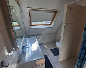 Heldere badkamer met dakraam in Huisje in Schoonloo, ideaal voor een comfortabel verblijf in Drenthe.