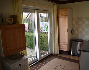 Kitchen with French doors in Cottage in Schoonloo, vacation home in Drenthe.