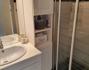 Spacious bathroom with double sink in Cottage in Schoonloo, vacation home in Drenthe.