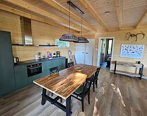 Gezellige keuken van Vakantiehuisje in Schoonloo, Drenthe met houten interieur.