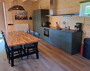 Moderne keuken in Vakantiehuisje in Schoonloo, Drenthe met houten afwerking.