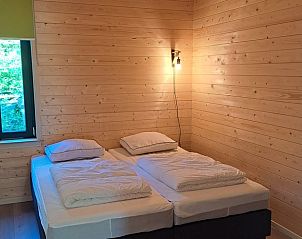 Slaapkamer met tweepersoonsbed in Vakantiehuisje in Schoonloo, Drenthe.