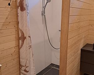 Moderne badkamer met douche in Vakantiehuisje in Schoonloo, Drenthe.