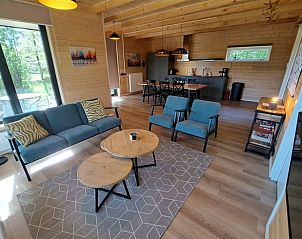 Ruime woonkamer en keuken in Vakantiehuisje in Schoonloo, Drenthe met veel licht.