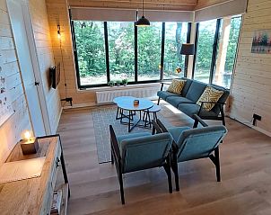 Zithoek met uitzicht op natuur in Vakantiehuisje in Schoonloo, Drenthe.