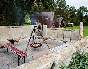 Buitenplaats met vuurkorf en zitplekken in Vakantiehuis in Grolloo, Drenthe.