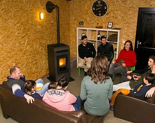 Gezellige binnenruimte met kachel in Vakantiehuis in Grolloo, Midden Drenthe.