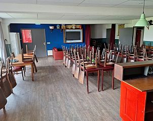 Ruime gemeenschappelijke zaal in Vakantiehuis in Grolloo, ideaal voor evenementen in Drenthe.
