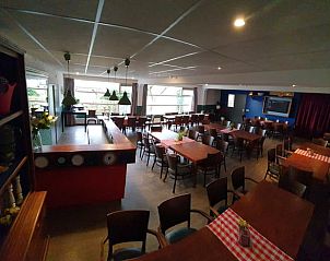 Sfeervolle binnenruimte in Vakantiehuis in Grolloo, perfect voor bijeenkomsten in Midden Drenthe.