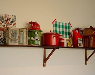 Decoratieve plank met landelijke accessoires in Vakantiehuis in Grolloo, Drenthe.