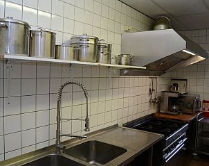 Moderne keukenfaciliteiten in Vakantiehuis in Grolloo, geschikt voor groepsmaaltijden in Midden Drenthe.