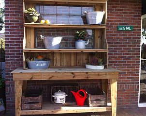 Rustieke buitenplank met decoraties in Vakantiehuis in Grolloo, Midden Drenthe.
