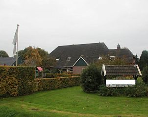 Buitenaanzicht van Vakantiehuis in Grolloo, omringd door groene natuur in Drenthe.