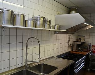 Keuken met ruime opslag in Vakantiehuis in Grolloo, ideaal voor lange verblijven in Midden Drenthe, Drenthe.