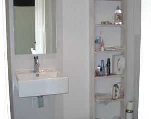 Stilvolles Badezimmer in De Schaapskooi, Drijber, ausgestattet mit modernen Einrichtungen fr einen angenehmen Aufenthalt in Drenthe.