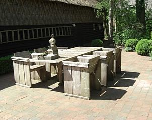 Rustikale Terrasse auf De Schaapskooi in Drijber, mit Holzmbeln fr entspannende Momente in der Natur von Zentral-Drenthe.