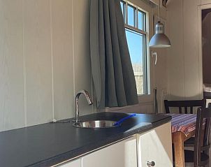 Keukenhoek in Vakantiehuisje in Orvelte met uitzicht op de groene omgeving van Midden Drenthe.