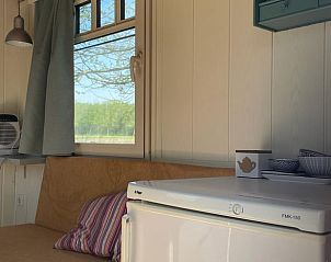 Zithoek met koelkast in Vakantiehuisje in Orvelte, comfortabel verblijf in Drenthe.