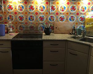 Kleurrijke keuken van Vakantiehuisje in Orvelte, ideaal voor koken in Midden Drenthe.