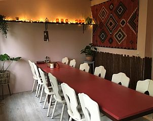 Grote tafel in Vakantiehuisje in Orvelte, geschikt voor groepen in de rust van Midden Drenthe.