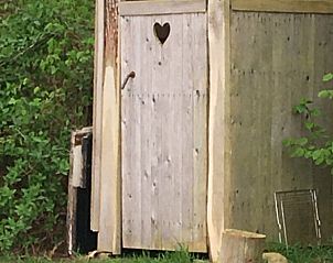 Rustieke buitendouche bij Vakantiehuisje in Orvelte, unieke ervaring in Midden Drenthe.