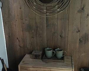 Stijlvolle binnenruimte van Huisje in Orvelte, Midden Drenthe, Drenthe met houten muren en moderne accenten.