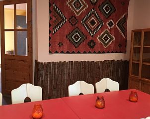 Eetruimte in Huisje in Orvelte, Midden Drenthe, Drenthe met kleurrijke decoratie en comfortabele zitplaatsen.