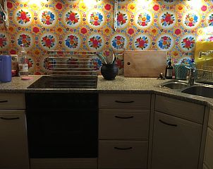 Moderne keuken in Huisje in Orvelte, Midden Drenthe, Drenthe met kleurrijke tegels en volledig uitgeruste voorzieningen.