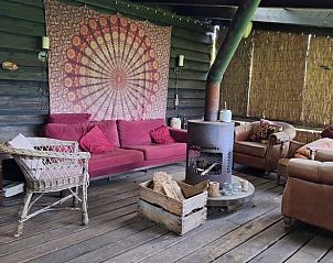 Knusse veranda met kachel bij Vakantiehuisje in Orvelte, Midden Drenthe, ideaal voor gezellige avonden.