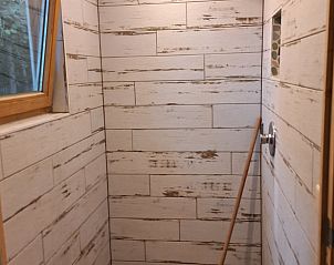 Moderne douche in Vakantiehuisje in Orvelte, Drenthe met houten afwerking en natuurlijk licht.