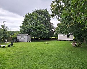 Ruime tuin met verschillende accommodaties bij Vakantiehuisje in Orvelte, Midden Drenthe.