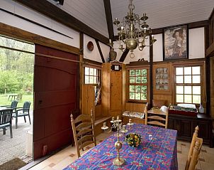 Gezellige eetruimte in Huisje in Rolde met uitzicht op de tuin, gelegen in Midden Drenthe, Drenthe.