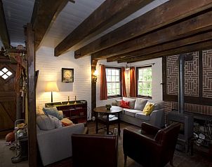 Knusse zithoek met open haard in Huisje in Rolde, een vakantiehuis in Midden Drenthe, Drenthe.