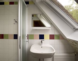 Moderne badkamer met dakraam in Huisje in Rolde, een vakantiehuis in Midden Drenthe, Drenthe.