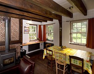 Eetkamer met houtkachel in Huisje in Rolde, een knus vakantiehuis in Midden Drenthe, Drenthe.