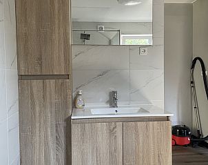 Modern bathroom with shower and sitting area in vacation home DG1936, De Kiel, Midden Drenthe. Comfortable stay in the nature of Drenthe.