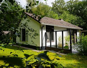 Zijaanzicht van Vakantiehuisje in Gasselte, genesteld in de natuur van Midden Drenthe.