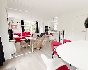 Eethoek in Vakantiehuisje in Gasselte, Drenthe met uitzicht op de tuin.