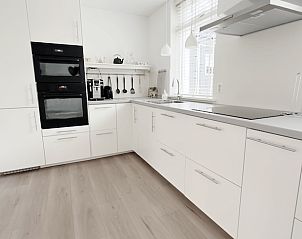 Moderne keuken van Vakantiehuisje in Gasselte, Drenthe met strakke witte kasten.