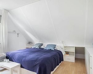 Ruime slaapkamer in Vakantiehuisje in Gasselte, Midden Drenthe met blauwe accenten.