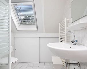 Badkamer in Vakantiehuisje in Gasselte, Drenthe met moderne inrichting en dakraam.