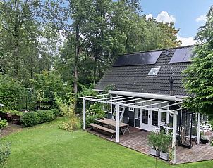 Grote tuin van Vakantiehuisje in Gasselte, Midden Drenthe met overdekt terras.