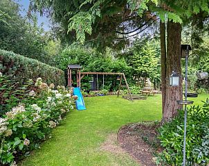 Speeltuin en groene omgeving bij Vakantiehuisje in Gasselte, Midden Drenthe.