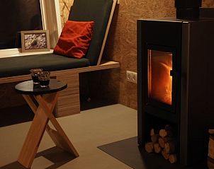 Gezellige binnenruimte met houtkachel in Vakantiehuis in Gasselte, Midden Drenthe, perfect voor een ontspannen verblijf.