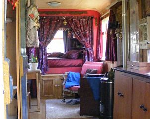 Gemtliche Einrichtung des Ferienhauses Whyf'nkot in Uffelte, Sdwest-Drenthe, mit warmer Dekoration.