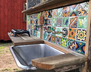 Buitenkeuken met kleurrijke tegels bij Huisje in Mantinge, vakantiehuis in Midden Drenthe, Drenthe.