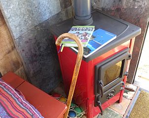 Houtkachel in vakantiehuisje in Mantinge, Drenthe voor knusse avonden.