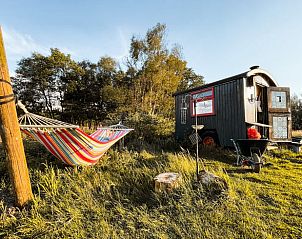Buitenzijde van vakantiehuisje in Mantinge, Drenthe met hangmat.