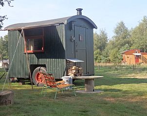Buitenzijde van vakantiehuisje in Mantinge, Drenthe met zitplek.